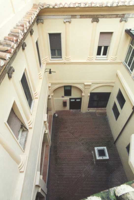 OSPEDALE DI NARNI - CHIOSTRO DOPO IL RESTAURO (nuova pavimentazione, sedili, intonaci e tinteggiature, impianti, ecc.)