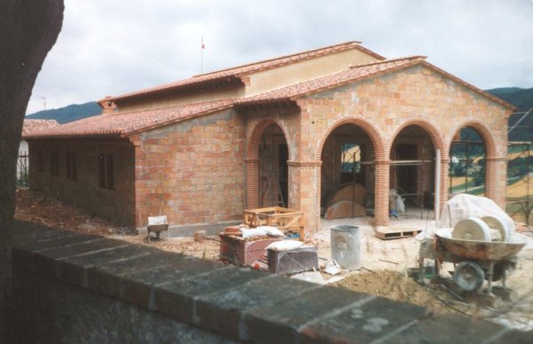 Castel dell'Aquila. Nuova casa parrocchiale durante i lavori.