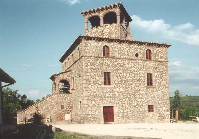 Comune di Penna in Teverina - Loc. Le Salsare. Ristrutturazione integrale con sopraelevazione di un fabbricato rurale abbandonato per conto dei sigg. Luciano Gaucci e Veronica Del Bono. L'altana  stata aggiunta a lavori compiuti ed  per cio che  impostata ruotata rispetto al fabbricato principale. All'intorno la dipendenza, il forno, il campo di calcio, la scuderia ed annessi.