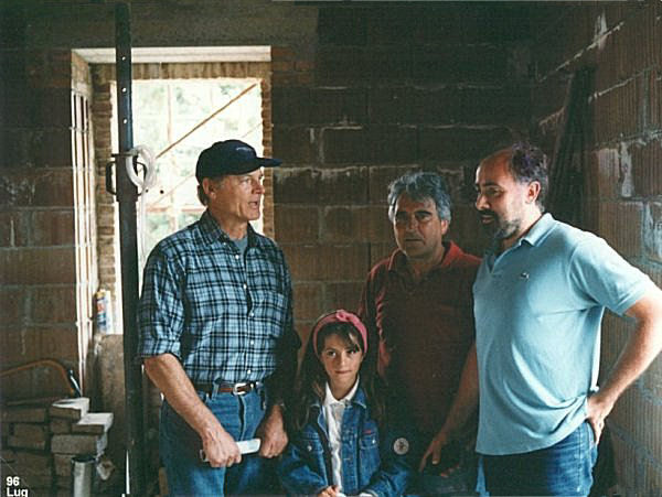 L'attore Terence Hill in visita al cantiere alla presenza della Ditta Bericocchi (Umbro Grisci) e del progettista-direttore dei lavori (arch. Franco Della Rosa con la figlia minore Lisa)