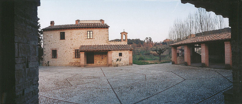 Vista d'insieme dell'abitazione, autorimessa e rimessa.