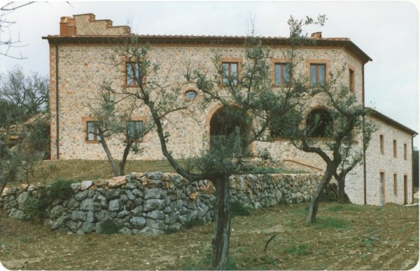 Comune di Amelia - Frazione Macchie. Costruzione ex novo impostata sul massimo soleggiamento dei prospetti in ogni stagione dell'anno. Muratura in blocco "poroton" portante e pietra locale esterna recuperata dallo scavo di fondazione. Malta tradizionale.  Volte, archi, loggiato, pilastri portico, cornici, riquadri, finiture in cotto a mano su disegno. Tipologia con cortile e torre palombara. (Costo/mq. pari all'edilizia popolare). 