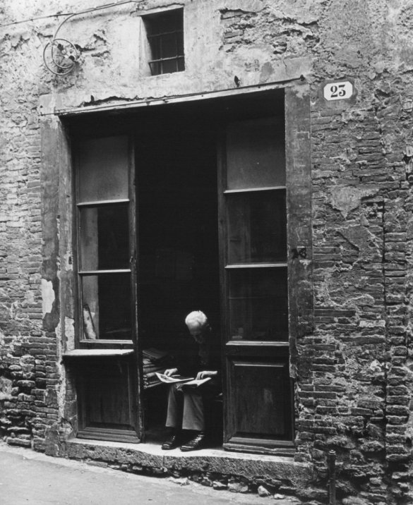 La bottega di stoffe di "Chicco" Frollini (ago. 1977) prima del restauro. 