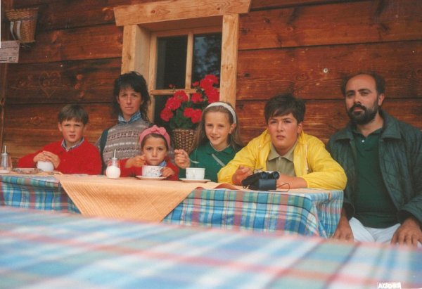 L'autore con la moglie Valeria e i figli Jacopo, Chiara, Manno e Lisa.